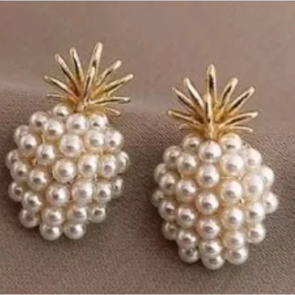 NEW Pineapple Pearl & Gold Dainty Stud Earrings - Picture 3 of 6